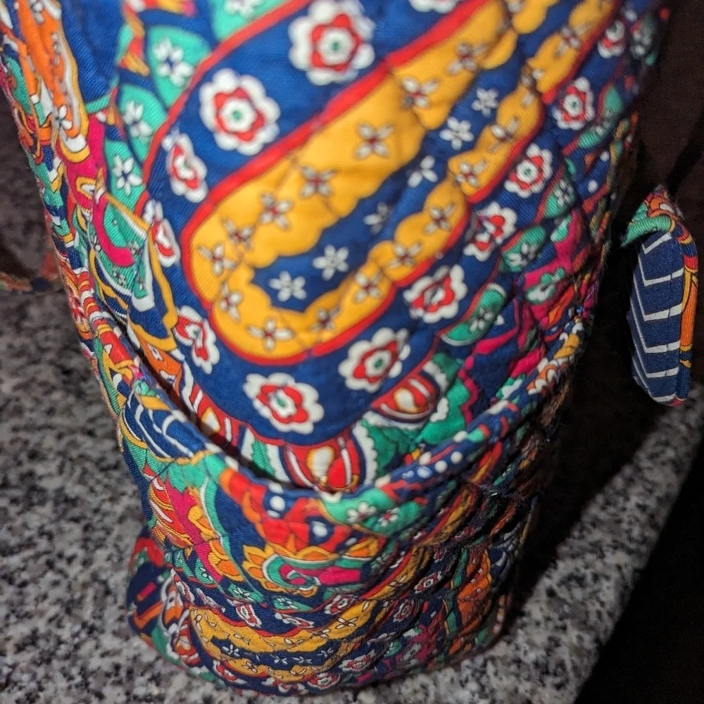 Vera Bradley Large  Venetian Paisley " Carry Me Away" bag. Retired. Like new - Picture 3 of 5